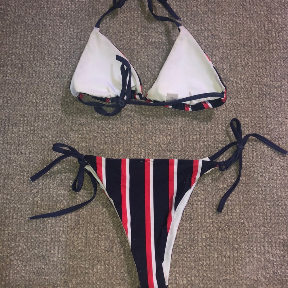 Bikini - Picture 2 of 3